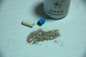 打開一看，膠囊里的顆粒疑似胡椒粉。