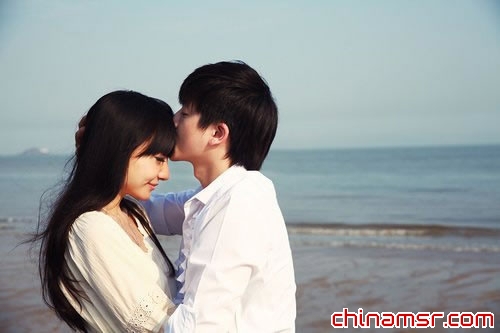 美國密執(zhí)根大學(xué)的研究人員發(fā)布了一項(xiàng)關(guān)于男性壽命的調(diào)查報(bào)告，這個報(bào)告說，男性遠(yuǎn)沒有我們認(rèn)為的那樣強(qiáng)壯。由于來自各方面的壓力，男性壽命目前仍在不斷地縮短，男性健康正受到前所未有的威脅。